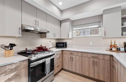 Lower East Side Apartment | New built w/free parking off Brady St. Fiserv Forum, Summer Fest and Lakefront!