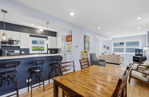 Andersonville House | NEW! Charming Andersonville Coach House | 3BR/2.5BA