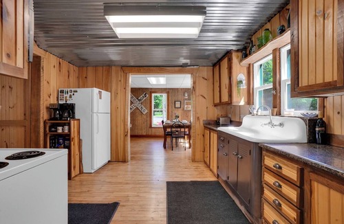 Trout Lake House | New Listing! 4 Bedroom Home 2 mins from the Lake-Boating-Fishing-Fire Pit