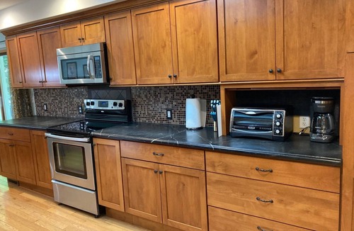 Union Pier House | NEW LISTING—-UNION PIER PERFECTION—HOT TUB, FIRE PIT, WALK TO LAKE!
