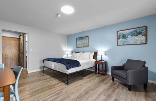 Elkhart Lake Bed & Breakfast | New Victorian Inn #243 | King Bed