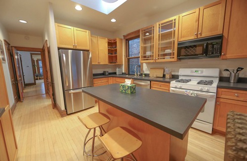 Rogers Park Apartment | Newgard Nest I Walk to Loyola, Beaches & CTA l Bright 2nd FL Apt w/Free Parking