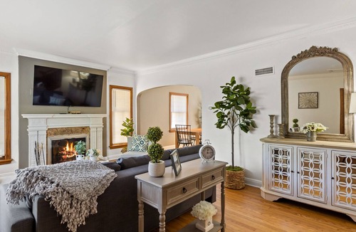 Milwaukee Apartment | ⁂Newly Remodeled ⁂ 65"TVParking⁂King⁂2B/1B⁂W/D⁂
