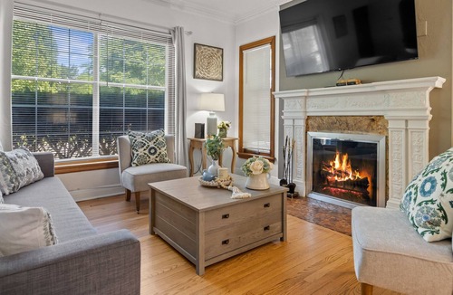 Milwaukee Apartment | ⁂Newly Remodeled ⁂ 65"TVParking⁂King⁂2B/1B⁂W/D⁂