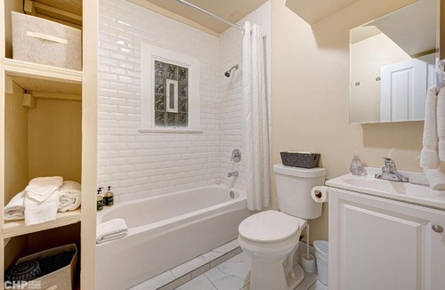 Heart of Chicago Apartment | Newly Renovated Studio in the Heart of Pilsen condo