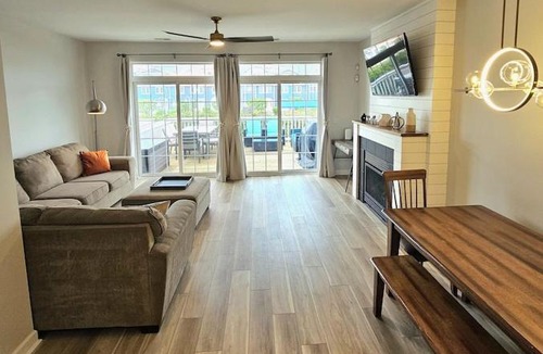 New Buffalo Apartment | Newly Renovated Townhome located in town - walk to beach, train, & restaurants!