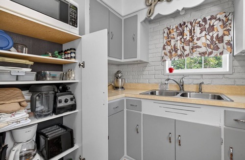 Morris Cottage | Newly Updated Canal Cottage 3 Queen Beds Sleeps 6 No Cleaning Fees