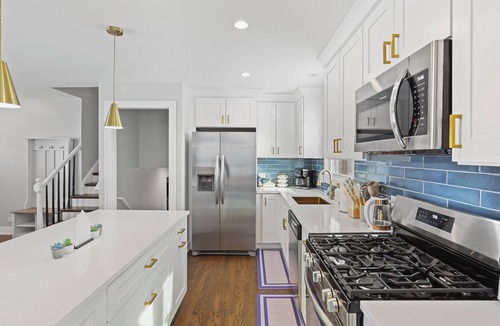 Burbank House | Nobu: 4BR 3BTH Modern Spacious Home! Fully Fenced!