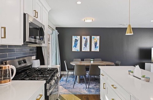 Burbank House | Nobu: 4BR 3BTH Modern Spacious Home! Fully Fenced!