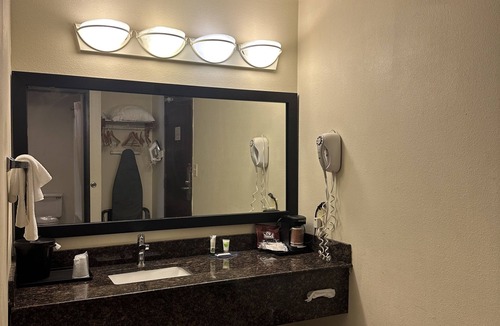 Colgate House | Norwood Inn Milwaukee-Standard King Room Non-Smoking