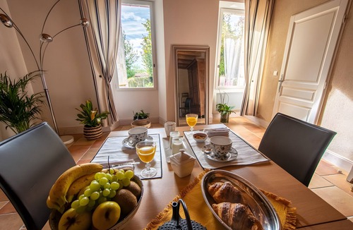 Savignac-de-l'Isle Bed & Breakfast | Ô Fil de l’Isle Guest Room with Shared Garden and Wi-Fi