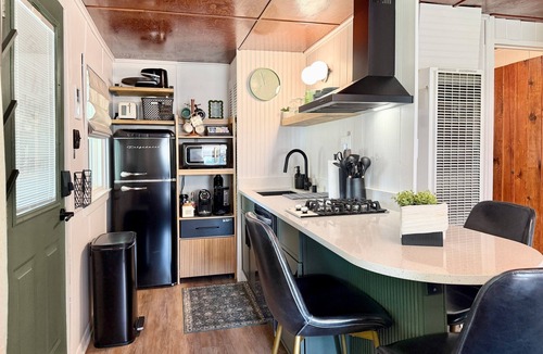 Como House | Oak Cabin near Lake Geneva | Walk to Lake Como, Fire Pit, Coffee Bar