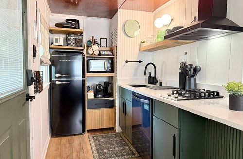 Como House | Oak Cabin near Lake Geneva | Walk to Lake Como, Fire Pit, Coffee Bar