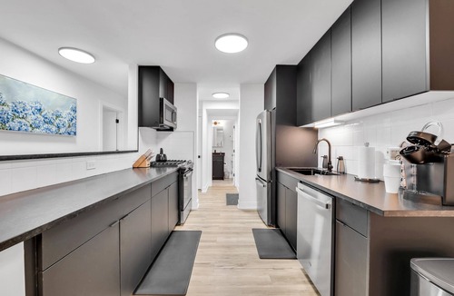 Oak Park Apartment | Oak Park Gem Next to Green Line