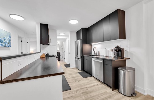 Oak Park Apartment | Oak Park Gem Next to Green Line