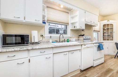 Dubuque House | Oaklie`s Bungalow - Charming Home in Dubuque
