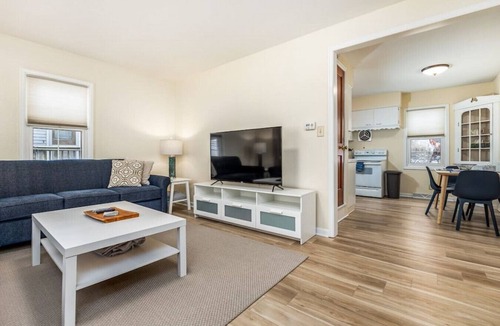 Dubuque House | Oaklie`s Bungalow - Charming Home in Dubuque