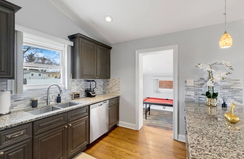 Des Plaines House | O’Hare 7-Bed Home | Workers & Insurance