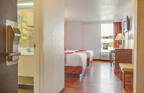 Muskegon Heights Hotel | OYO Hotel Mona Lake Muskegon