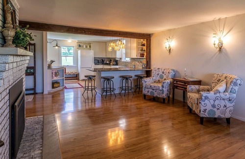 Kent House | Peaceful and Serene Farmstead Retreat with Horseback Riding in Stockton, Illinois, Perfect for a Family Getaway