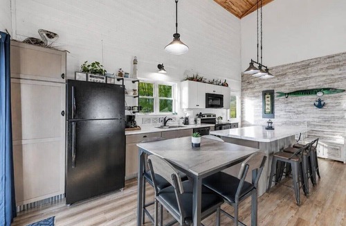 Oconto House | Peaceful Cobalt Cottage on the Bay in Oconto