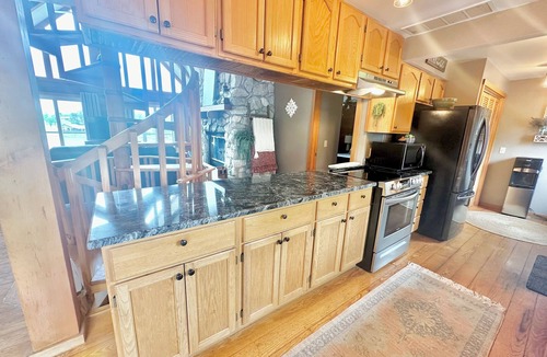 Berwick Cabin | Peaceful Lake Cabin with Hot Tub & Starry Views. Sleeps 8 Comfortably!