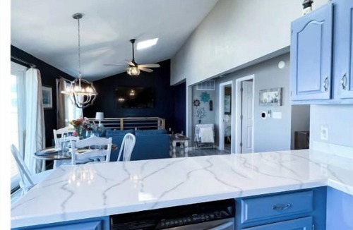 Peoria Heights Cottage | Peaceful Sunsets in Waterfront Cottage Includes 2 Kayaks, Sleeps up to 6
