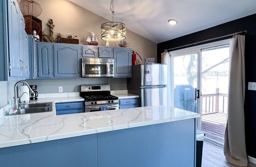 Peoria Heights Cottage | Peaceful Sunsets in Waterfront Cottage Includes 2 Kayaks, Sleeps up to 6