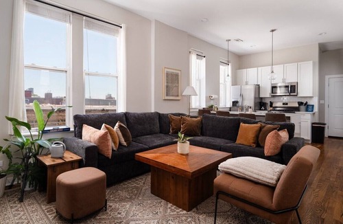 West Town Apartment | Penthouse and Private Rooftop with Skyline Views, Grill, and Fire Pit - Sleeps 6