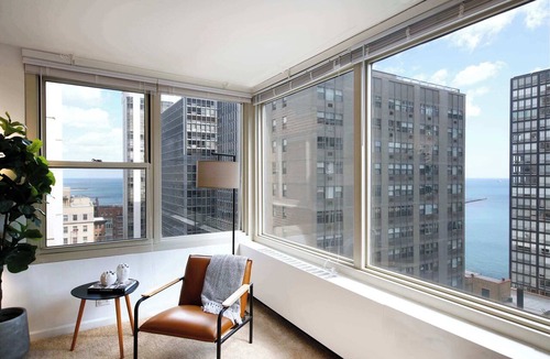 Streeterville Apartment | Penthouse Corner 3BR in Streeterville | Roof Deck