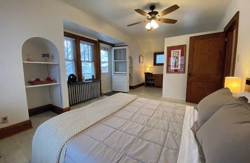 West Allis Apartment | Perfectly Convenient MKE Location 2 BR Upper!