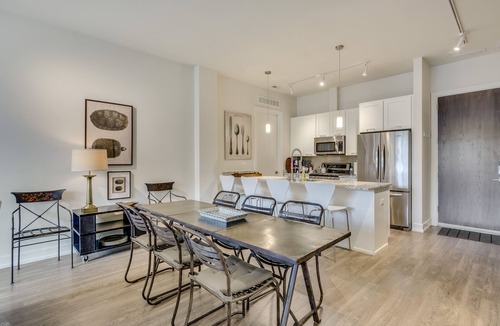 Sheridan Park House | Pet Friendly! Can You Smell the Popcorn and Peanuts? One Mile from Wrigley Field and Room for All the Super Fans! by RedAwning