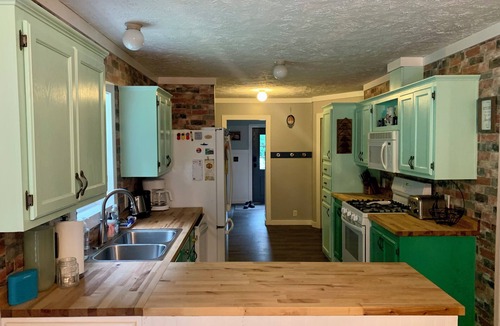 Petoskey House | PETOSKEY - SPACIOUS GETAWAY, HOT TUB, POOL TABLE, FALL COLORS, BEACHES, SKIING