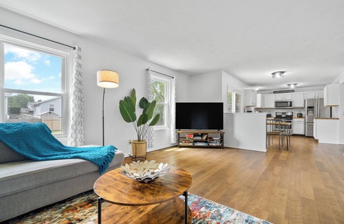 Rockford House | Pets welcome! Deck+Fenced back yard+ King Bed+Bedroom TV