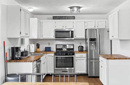 Rockford House | Pets welcome! Deck+Fenced back yard+ King Bed+Bedroom TV