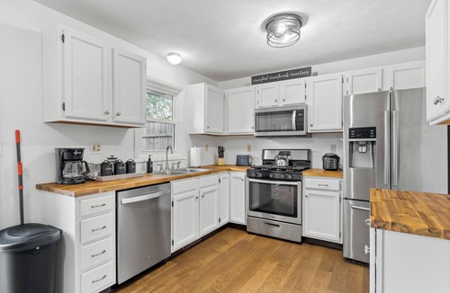 Rockford House | Pets welcome! Deck+Fenced back yard+ King Bed+Bedroom TV