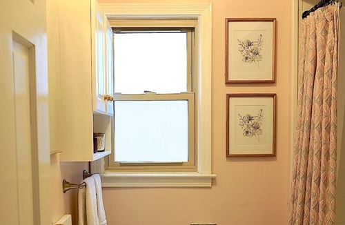 Elmhurst House | Phenomenal 2-bedroom house in charming Elmhurst