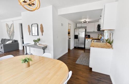 Douglas House | Pine Cove - Close to downtown and beaches