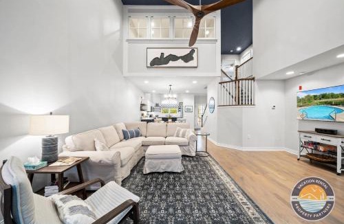 Fontana-on-Geneva Lake House | Pool Beach Walk & Lake Views in Fontana