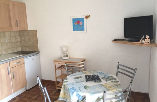 Sanary-sur-Mer Apartment | Portissol Beach, 50 m away SANARY Studio: Ocean view, quiet location, terrace