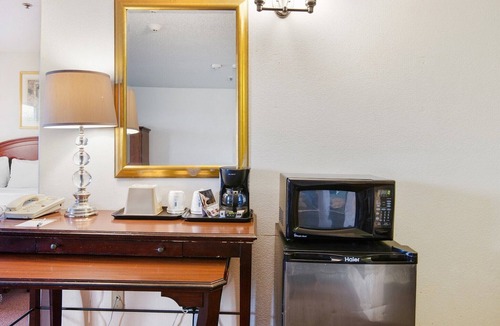 Portage Apartment | Premium King Bed|Portage