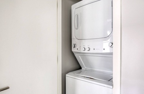 Lakeview Apartment | Premium Lakeview 3BR w/ W/D & BBQ, nr Belmont L, by Blueground