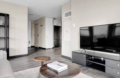 Illinois Medical District Apartment | Premium Medical District 2BR w/ Gym + W/D, 1 block to L, by Blueground