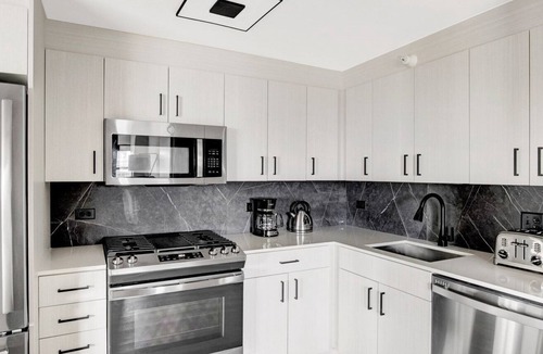 Illinois Medical District Apartment | Premium Medical District 2BR w/ Gym + W/D, 1 block to L, by Blueground