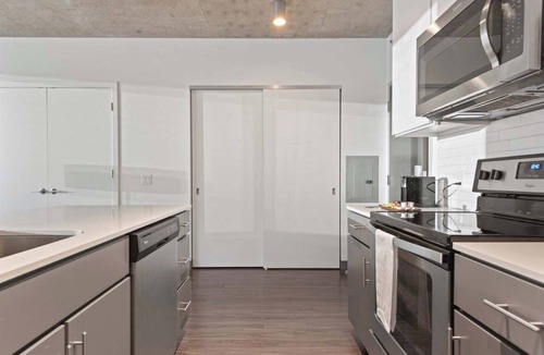 Downtown Chicago Apartment | Prime 2BR Retreat: Urban Vibes + Views Await