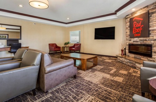 Council Bluffs House | Prime Location! 2 Affordable Units, Swimming Pool! Close to Henry Doorly Zoo