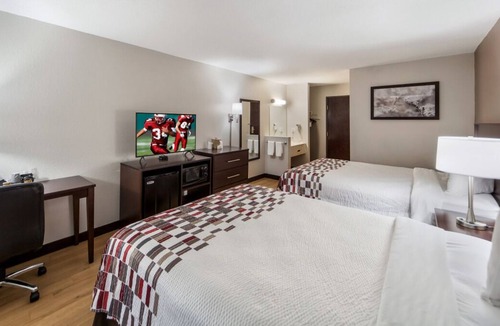 Council Bluffs House | Prime Location! 2 Affordable Units, Swimming Pool! Close to Henry Doorly Zoo