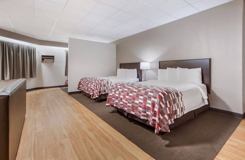 Council Bluffs House | Prime Location! 2 Affordable Units, Swimming Pool! Close to Henry Doorly Zoo