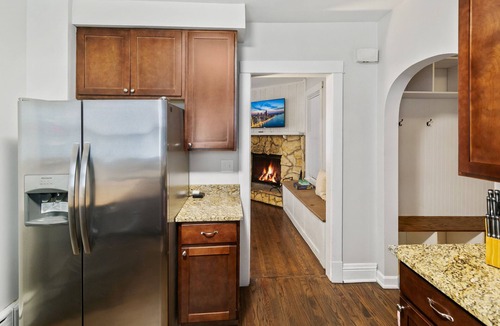 Libertyville Apartment | Private 2 Bedroom Walk to downtown Libertyville