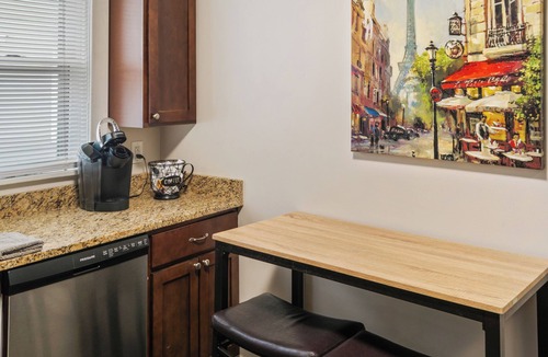Libertyville Apartment | Private 2 Bedroom Walk to downtown Libertyville